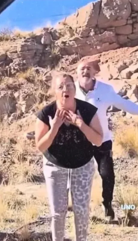 Momento en el que los turistas de Buenos Aires trataban de minimizar el hecho vandálico mientras un joven los increpó por las inscripciones.