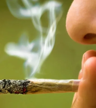 Adolescente fumando marihuana.