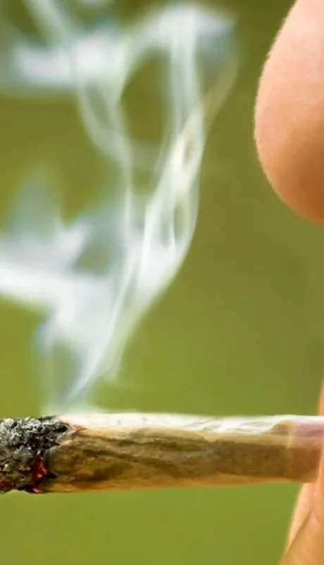 Adolescente fumando marihuana.