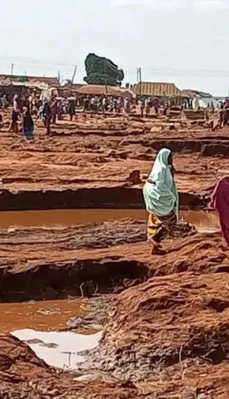 Las intensas anegaciones asolan localidades enteras.