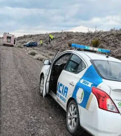 El grave accidente ocurrió en este sector de una ruta rionegrina. (Foto: Noticias Argentinas / Policía de Río Negro)