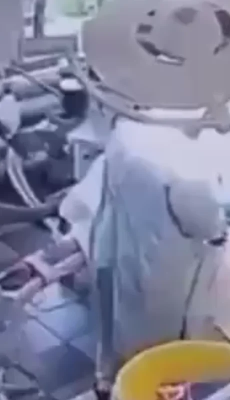 Un video grabado durante el terremoto muestra la templanza de un equipo médico que continuó una cirugía de alta complejidad.