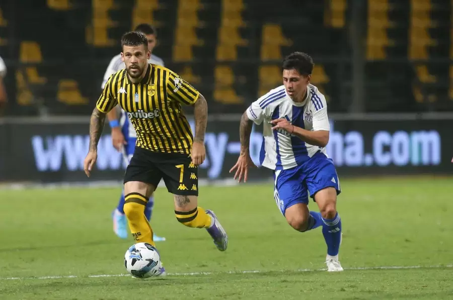 El español Carles Pérez fue mordido por un perro en sus genitales.