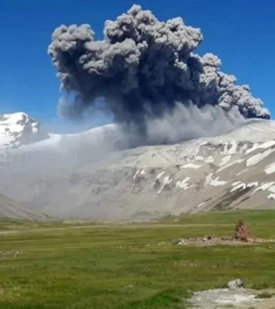 Alerta amarilla por la actividad del volcán Planchón-Peteroa.