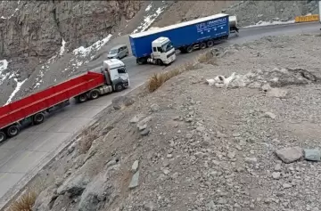 Un camión quedó en tijera en Caracoles y bloqueó la ruta 60 de Chile