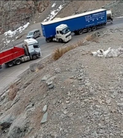 El camión varado. Su posición complicó el tránsito del lado chileno.