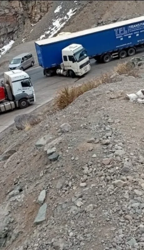 El camión varado. Su posición complicó el tránsito del lado chileno.