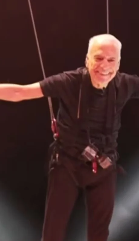 Alberto Cormillot, acróbata a los 86 años.