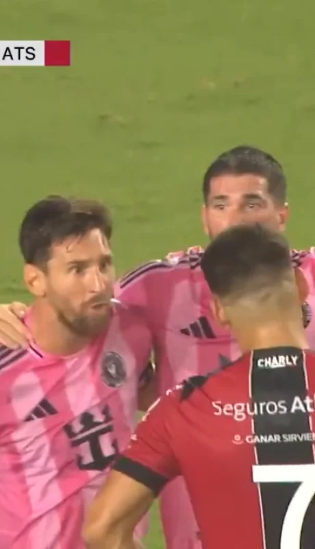 El picante cruce de Messi con Cóccaro que terminó en abrazo.