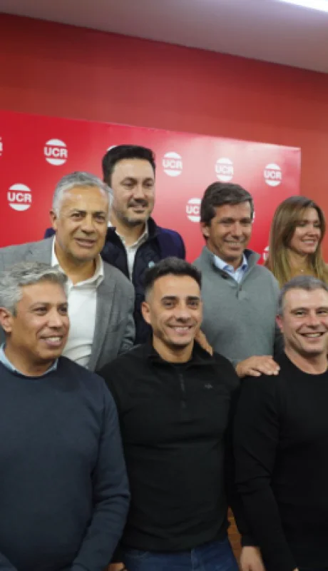 Integrantes de la reciente lista de unidad presentada por la UCR en Mendoza para las próximas elecciones.