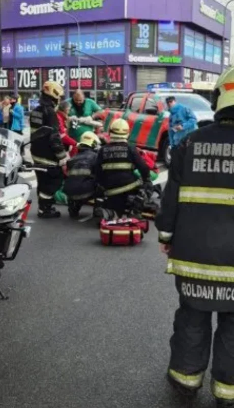 Una pareja cayó desde el Puente Pacífico, en Palermo, y sufrió heridas gravísimas.