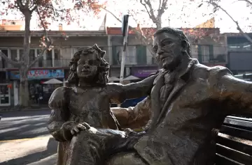 Restaurada, volvió la escultura de San Martín y Merceditas a la Alameda