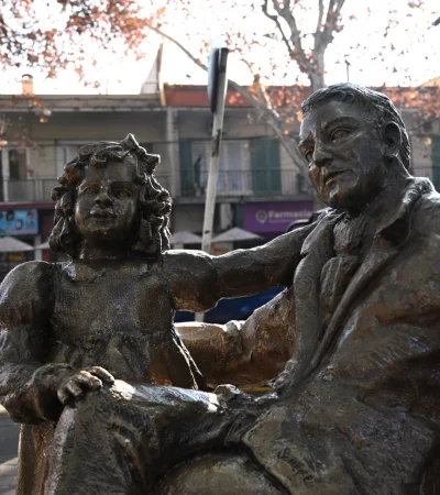Se restauró y colocó la escultura de San Martín y Merceditas.