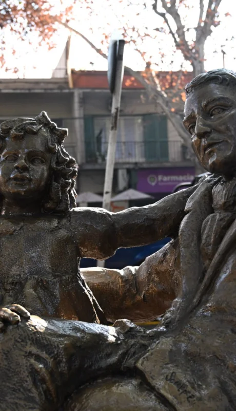 Se restauró y colocó la escultura de San Martín y Merceditas.