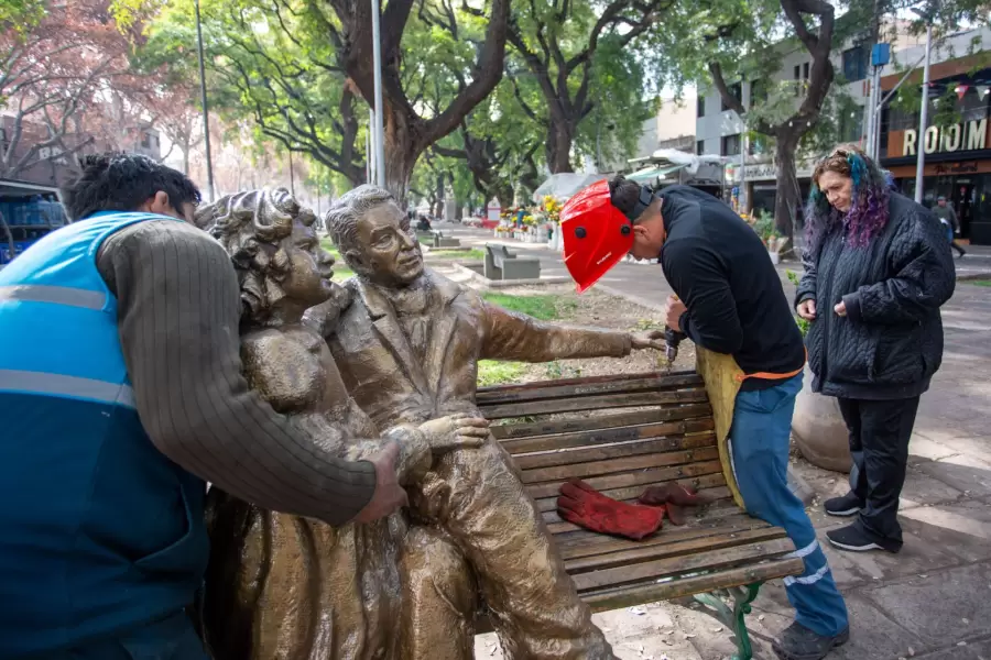 Escultura de José de San Martín con Merceditas fue colocada nuevamente en su sitio original del Paseo Alameda de la Ciudad.
