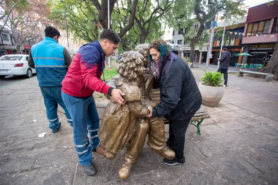 Escultura y su autora.
