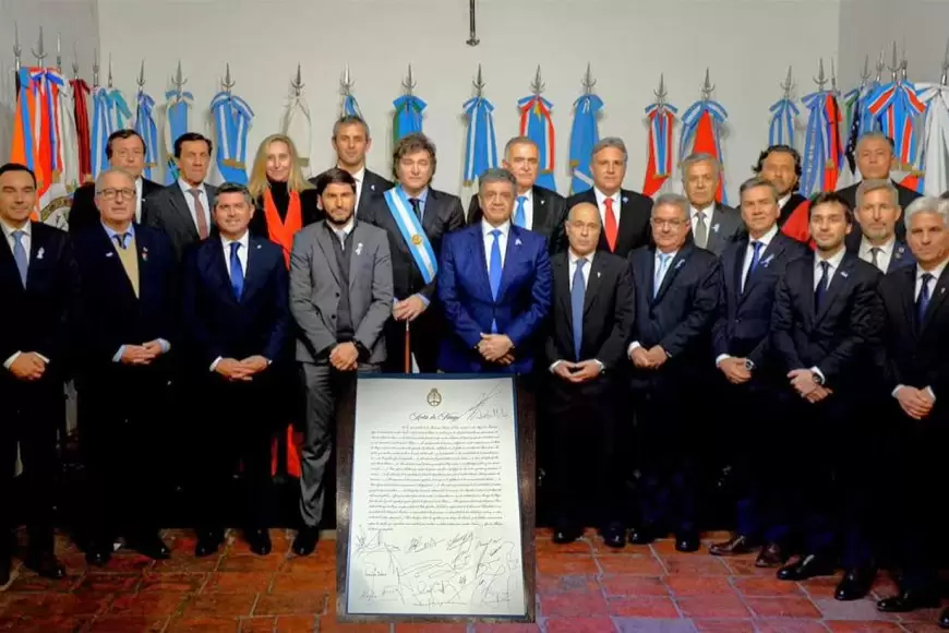 El presidente Javier Milei (centro) con los gobernadores argentinos.