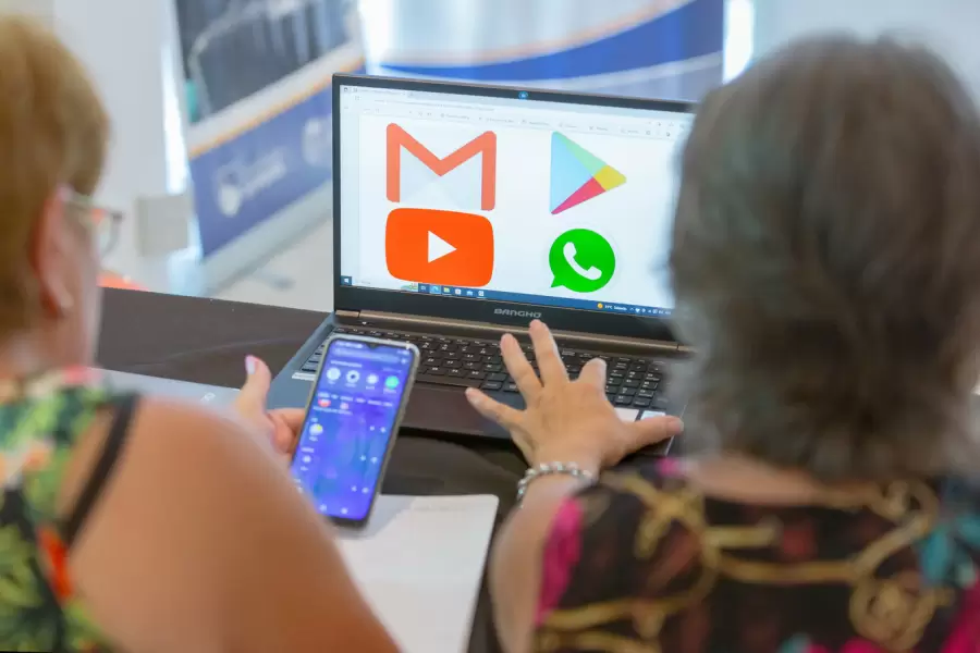 Falta de acceso a dispositivos, dificultad para comprender la terminología moderna, y miedo a cometer errores: las causas del aislamiento.