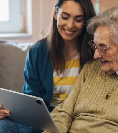 El aislamiento social en los adultos mayores puede aumentar el riesgo de enfermedades crónicas.