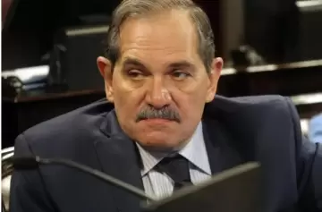 Alperovich fue sorprendido fumando mientras dice tener problemas respiratorios