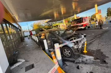 Video / Tragedia en una estación de servicio: perdió el control y mató a una mujer