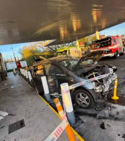 El auto embestido quedó destrozado.