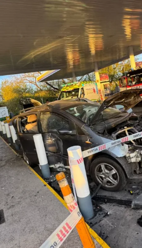 El auto embestido quedó destrozado.