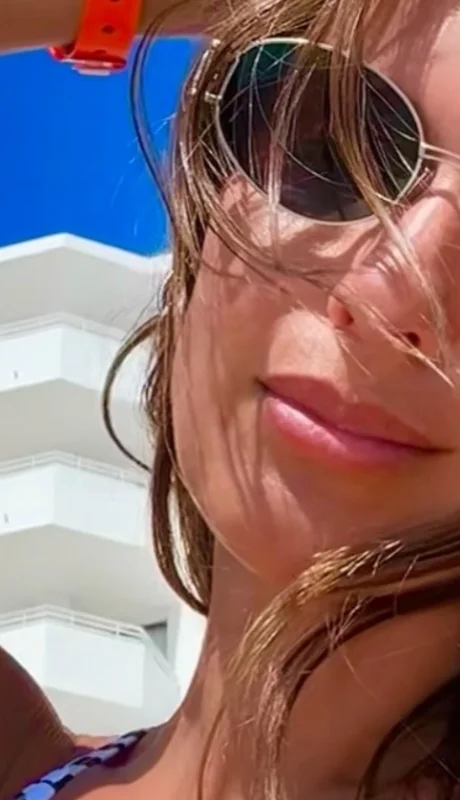 Pampita posó en microbikini desde Ibiza y encendió las redes.