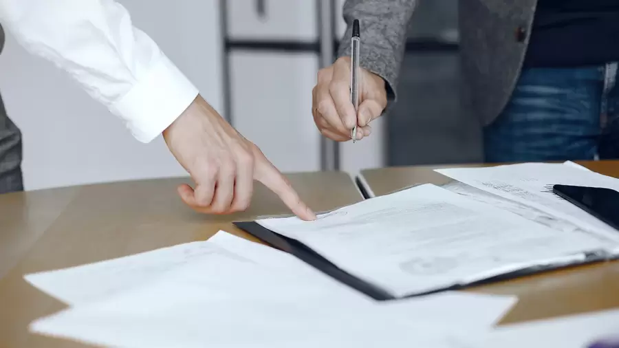 Para Schick, hay empresas que amenazan a sus trabajadores, y los obligan a aceptar convenios vergonzosos.