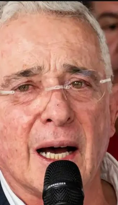 El referente de la derecha latinoamericana está vinculado a grupos paramilitares responsables de sicariato.