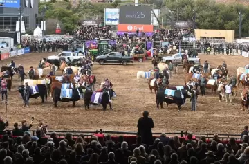 Internas en la Rural: acusan a presidente de querer perpetuarse