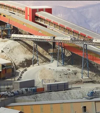 Los rescatistas todavía no pueden comunicarse con los cinco mineros.