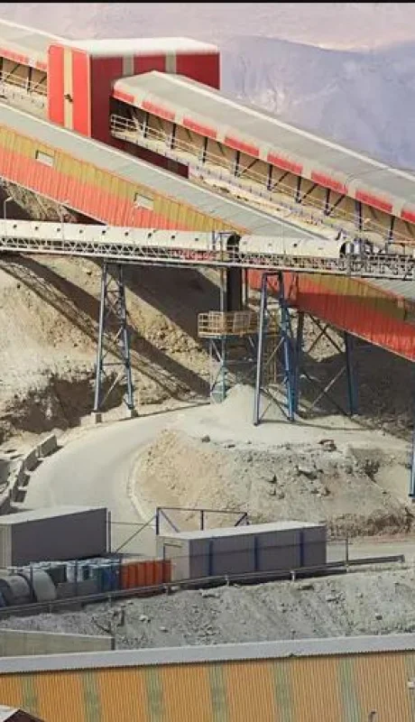 Los rescatistas todavía no pueden comunicarse con los cinco mineros.