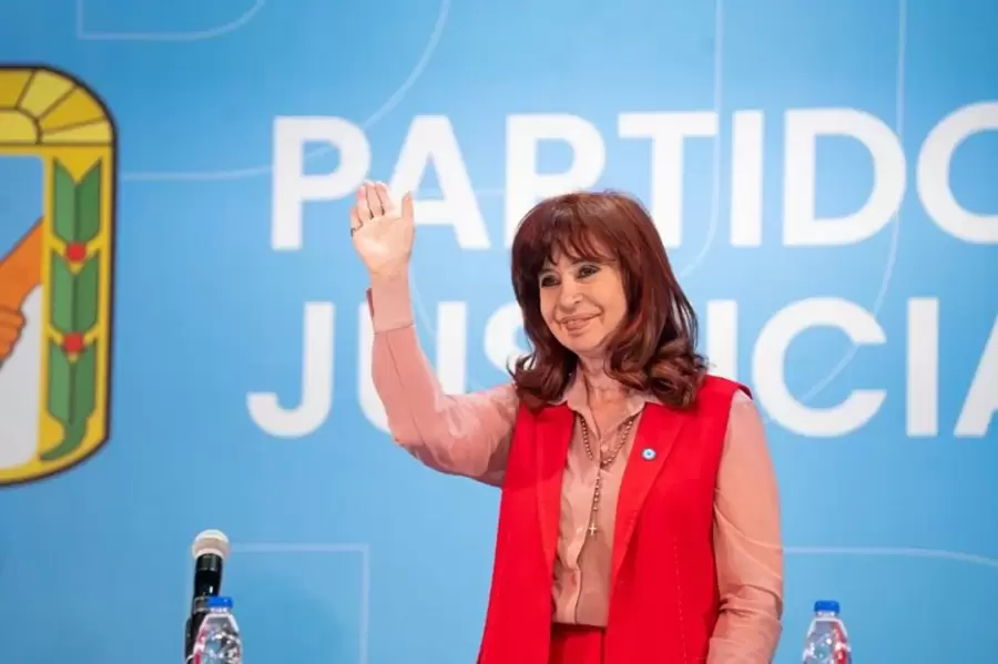 Cristina presa sigue manejando a los peronistas