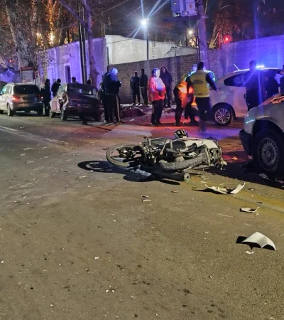 En Las Heras, un Peugeot 504 embistió por detrás a una moto Honda Biz 110 cc. /