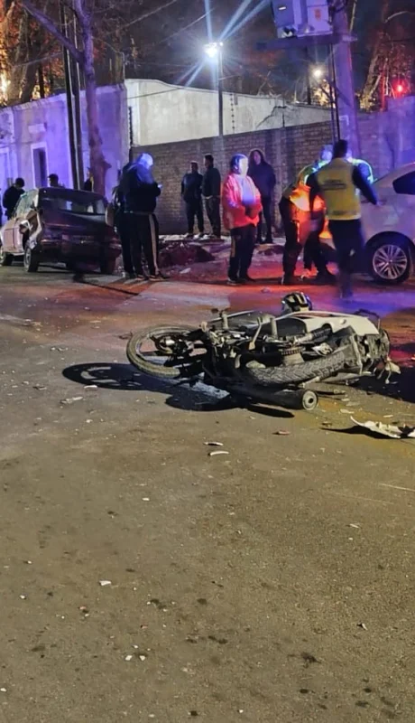 En Las Heras, un Peugeot 504 embistió por detrás a una moto Honda Biz 110 cc. /