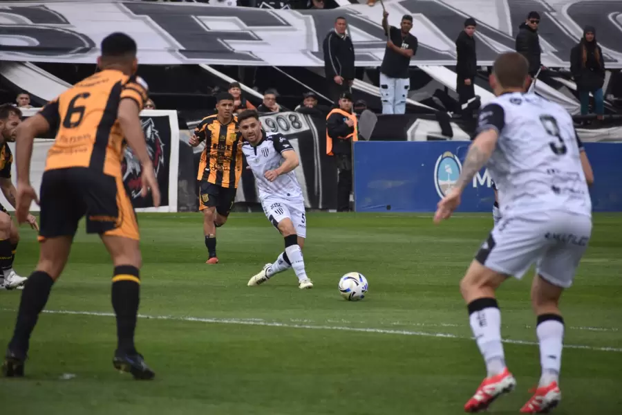 Gimnasia le ganó a Mitre y es puntero.