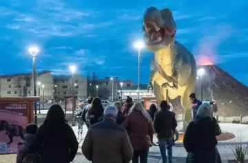 ¡Qué miedo! Una familia se quedó encerrada en un parque de dinosaurios