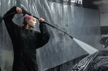 Lavar o no lavar el auto: lo que dice la Psicología sobre tu salud mental