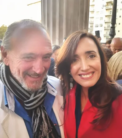 Luis Giachino junto a Victoria Villarruel.