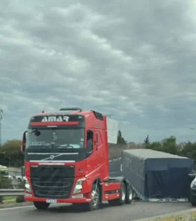 Un Volvo perdió el acoplado en inmediaciones al monumento del Cóndor.