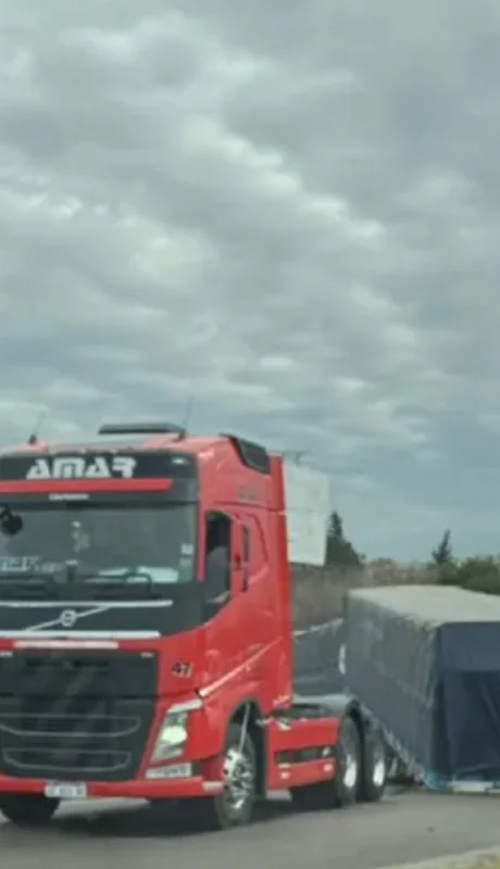 Un Volvo perdió el acoplado en inmediaciones al monumento del Cóndor.