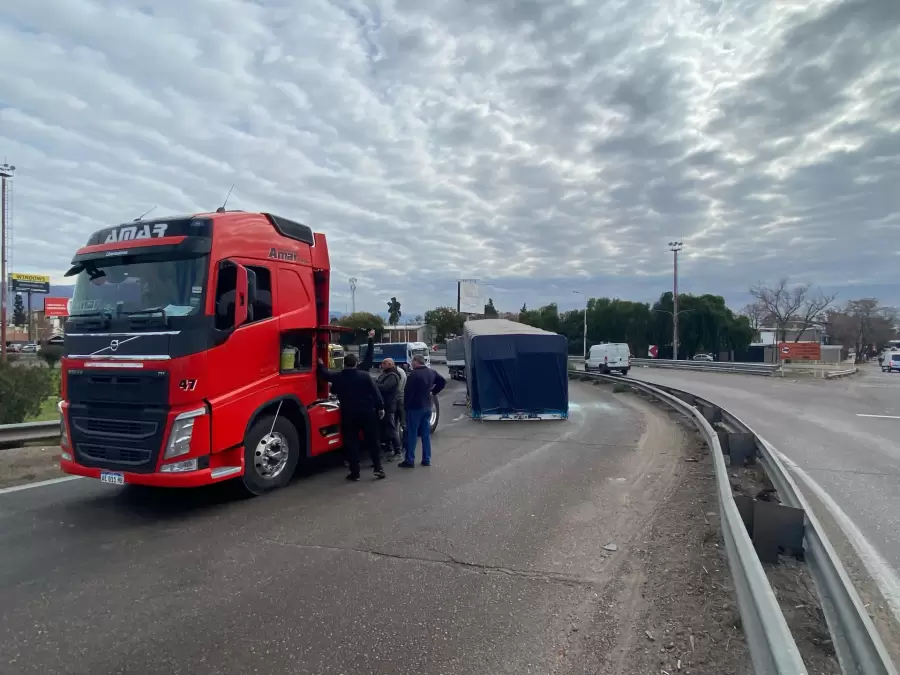 Un camión perdió el acoplado.