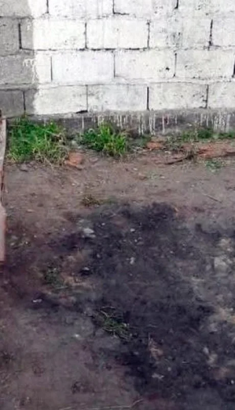 Los investigadores hallaron zonas removidas en el piso de tierra de la casa del sospechoso.