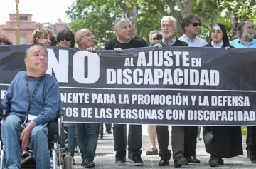 Jubilados y discapacitados marchan contra el veto presidencial