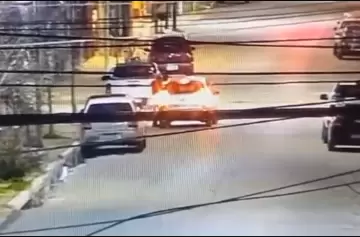 Violencia de género: mujer fue llevada sobre el capot de un auto durante cuatro cuadras