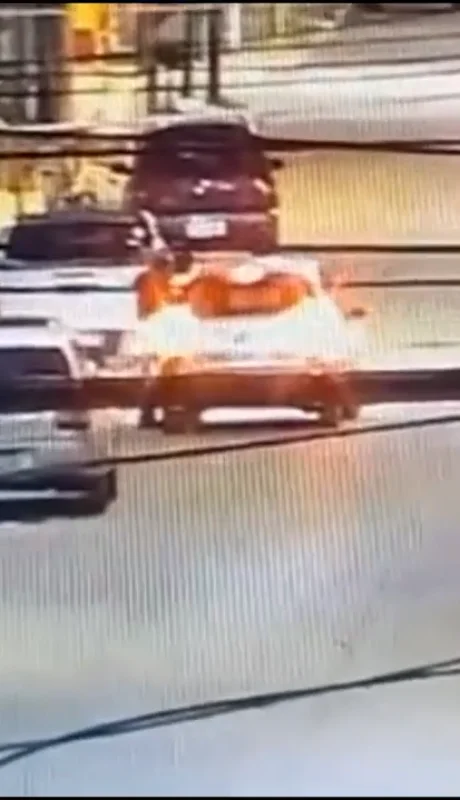 El hecho quedó grabado por las cámaras de vigilancia municipales.