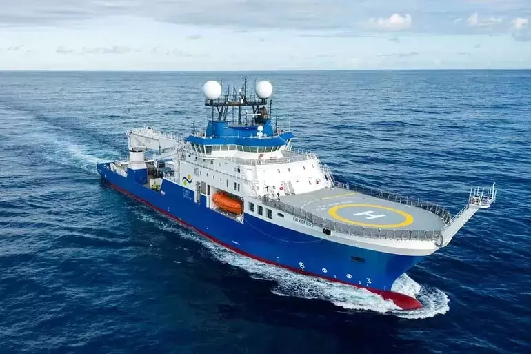 El buque científico Falkor (too) se prepara para una nueva misión en el océano Atlántico Sur en las costas patagónicas.