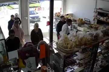 Video: delincuente golpeó a un jubilado que se recuperaba de un ACV