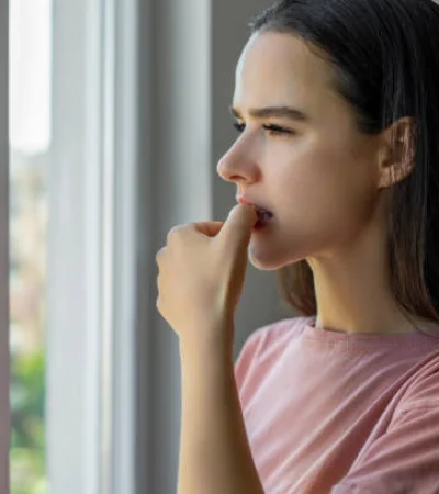 Persona que se come las uñas.
